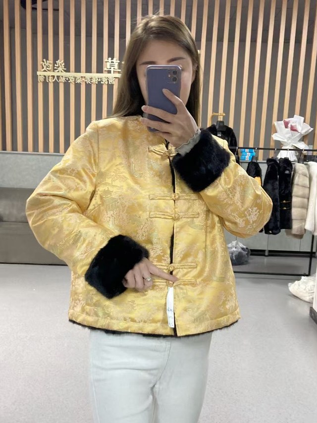 一裘在明亮工坊为浅粉色貂皮手工上色