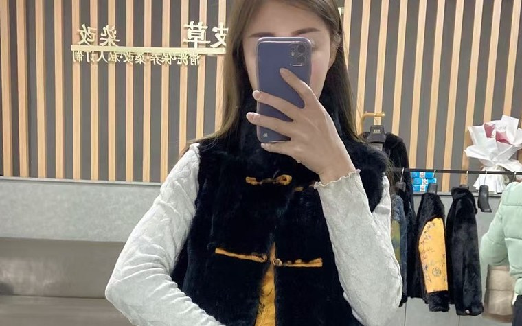 黑金配色短款的试穿照,下雪天来取衣服时拍的。